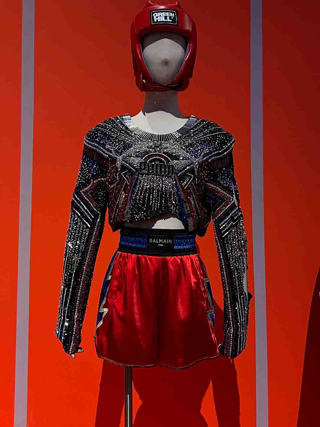 exposition : tenue short rouge, haut gris pailleté et casque rouge